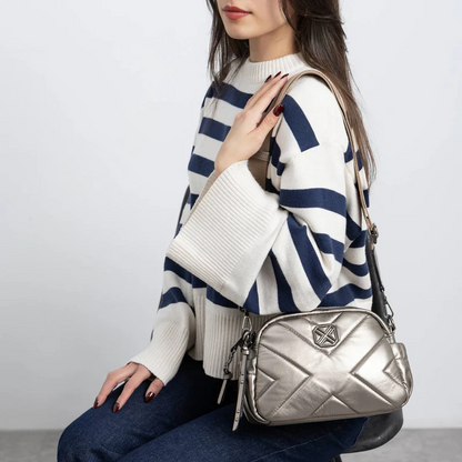 Moderna e sofisticada, esta carteira de ombro é a escolha ideal para quem procura estilo aliado à praticidade.

O seu design acolchoado com padrão geométrico confere-lhe um visual contemporâneo e elegante, perfeito para complementar desde looks casuais até produções mais refinadas.