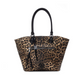 Destaque-se com esta carteira grande de ombro, disponível em duas versões de padrão animal – leopardo e zebra – que adicionam um toque ousado e moderno a qualquer look.

Com um design espaçoso e prático, oferece amplo espaço interior para transportar tudo o que precisa no dia a dia, mantendo a organização com estilo.