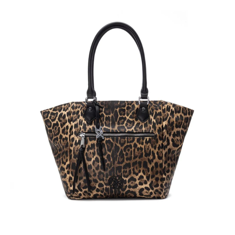 Destaque-se com esta carteira grande de ombro, disponível em duas versões de padrão animal – leopardo e zebra – que adicionam um toque ousado e moderno a qualquer look.

Com um design espaçoso e prático, oferece amplo espaço interior para transportar tudo o que precisa no dia a dia, mantendo a organização com estilo.