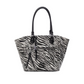 Destaque-se com esta carteira grande de ombro, disponível em duas versões de padrão animal – leopardo e zebra – que adicionam um toque ousado e moderno a qualquer look.

Com um design espaçoso e prático, oferece amplo espaço interior para transportar tudo o que precisa no dia a dia, mantendo a organização com estilo.