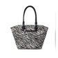 Destaque-se com esta carteira grande de ombro, disponível em duas versões de padrão animal – leopardo e zebra – que adicionam um toque ousado e moderno a qualquer look.

Com um design espaçoso e prático, oferece amplo espaço interior para transportar tudo o que precisa no dia a dia, mantendo a organização com estilo.