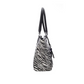 Destaque-se com esta carteira grande de ombro, disponível em duas versões de padrão animal – leopardo e zebra – que adicionam um toque ousado e moderno a qualquer look.

Com um design espaçoso e prático, oferece amplo espaço interior para transportar tudo o que precisa no dia a dia, mantendo a organização com estilo.