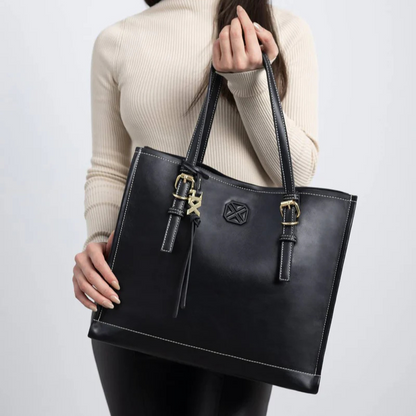 Elegante e prática, esta carteira média de ombro é a escolha perfeita para quem procura sofisticação e funcionalidade no dia a dia.

O seu design minimalista é enriquecido pelos detalhes das fivelas decorativas nas alças e pelo acabamento impecável que transmite modernidade e estilo intemporal.