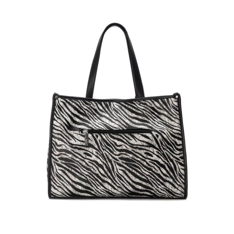 Elegante e ousada, esta carteira de ombro com padrão animal print é perfeita para mulheres que gostam de destacar o seu estilo.

O design estruturado garante praticidade no dia a dia, oferecendo espaço generoso para transportar todos os essenciais, sem perder o charme.