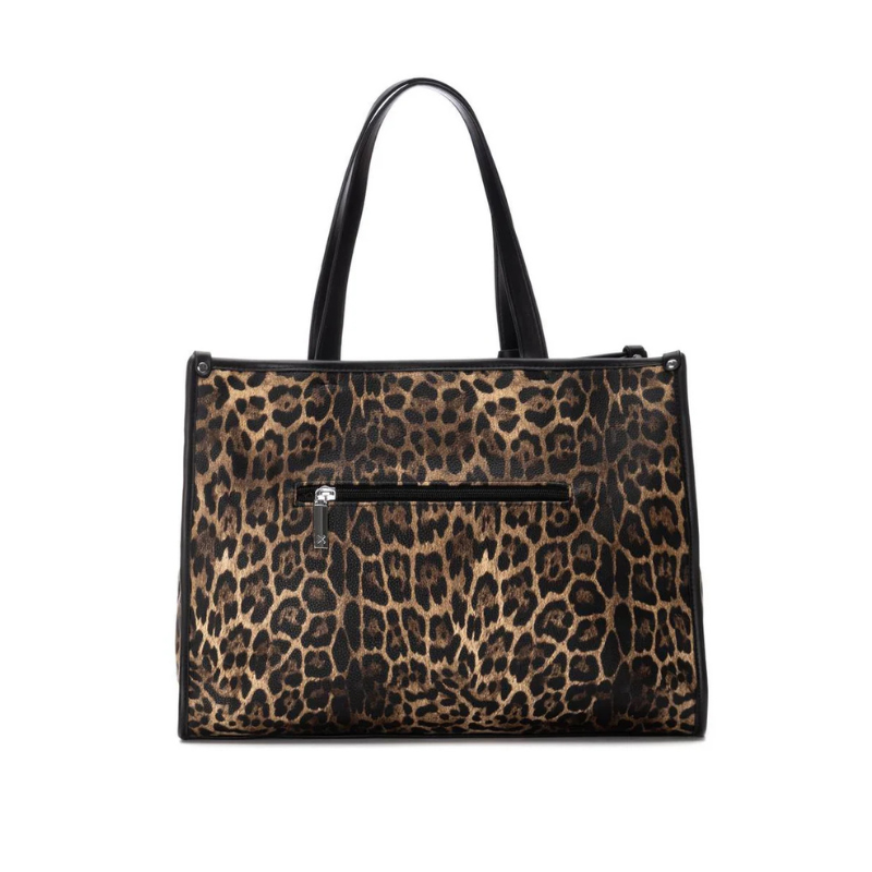 Elegante e ousada, esta carteira de ombro com padrão animal print é perfeita para mulheres que gostam de destacar o seu estilo.

O design estruturado garante praticidade no dia a dia, oferecendo espaço generoso para transportar todos os essenciais, sem perder o charme.