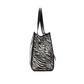 Elegante e ousada, esta carteira de ombro com padrão animal print é perfeita para mulheres que gostam de destacar o seu estilo.

O design estruturado garante praticidade no dia a dia, oferecendo espaço generoso para transportar todos os essenciais, sem perder o charme.