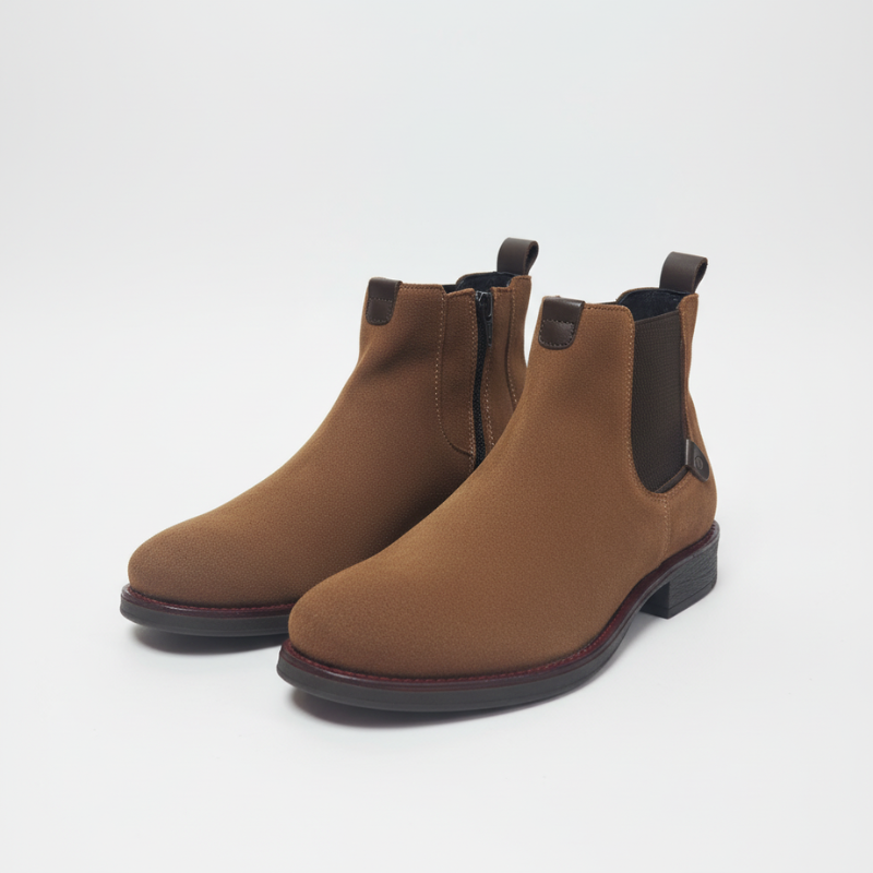 Descubra o equilíbrio perfeito entre estilo clássico e conforto contemporâneo com estas botas chelsea em camurça premium.

Desenhadas para o homem moderno que valoriza qualidade e versatilidade, estas botas são o complemento ideal para qualquer guarda-roupa. Fabricadas em camurça, com fecho lateral para facilitar o calçar e sola de borracha, resistente e confortável.