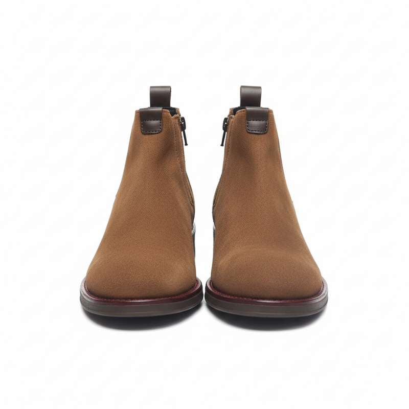 Descubra o equilíbrio perfeito entre estilo clássico e conforto contemporâneo com estas botas chelsea em camurça premium.

Desenhadas para o homem moderno que valoriza qualidade e versatilidade, estas botas são o complemento ideal para qualquer guarda-roupa. Fabricadas em camurça, com fecho lateral para facilitar o calçar e sola de borracha, resistente e confortável.