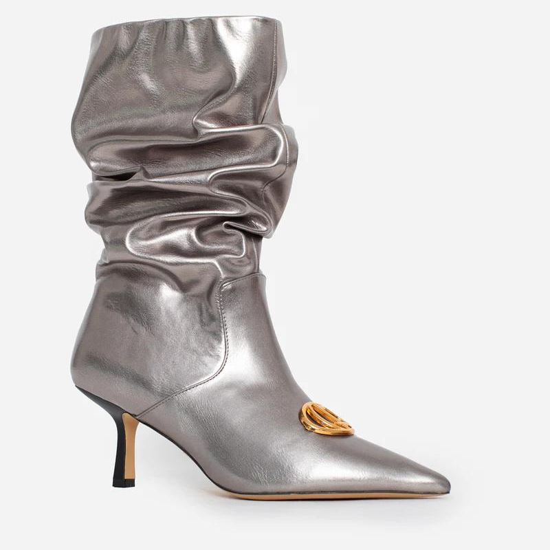 A Bota Astra combina estilo e elegância.  O cano enrugado proporciona uma textura interessante e uma aparência descontraída, adicionando um toque de sofisticação aos seus looks. A palmilha acolchoada e forro suave garantem um ajuste agradável durante a sua caminhada.