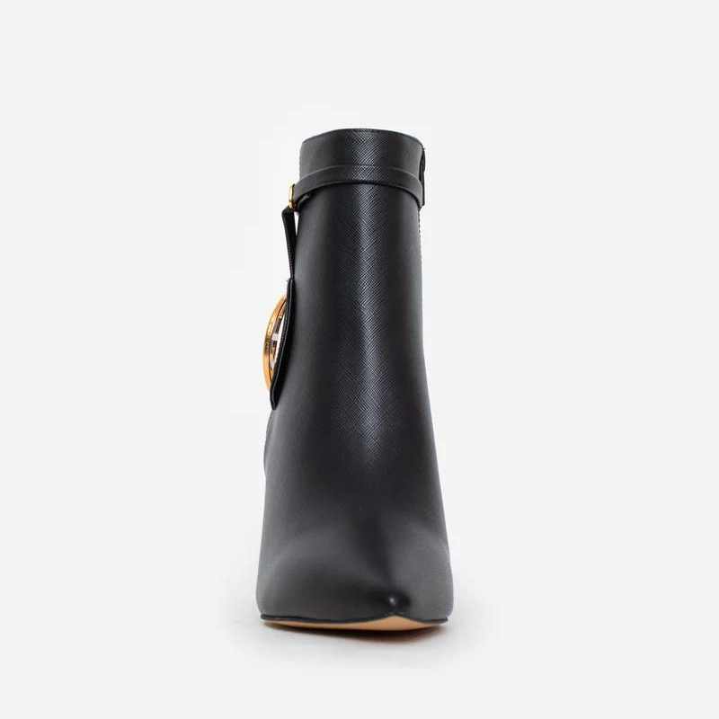 Este botim de salto alto fino com aplicação metálica CF é uma escolha elegante e intemporal para quem procura um botim que combine moda e sofisticação.  A combinação de elementos clássicos com a aplicação metálica adiciona um toque de exclusividade e personalização ao design. É uma opção versátil que pode elevar qualquer look e fazê-la destacar-se com estilo.