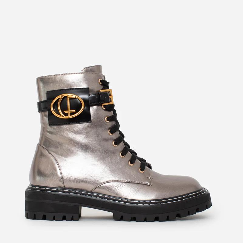 Estas botas estilo militar, são uma escolha elegante para quem procura uma bota que une moda e funcionalidade. A combinação do estilo militar com a cor bronze metalizado torna estas botas exclusivas e estilosas.  São ideais para criar looks ousados e urbanos, enquanto proporcionam conforto e durabilidade.  O toque distintivo destas botas é o acessório com o branding CF. Este detalhe acrescenta personalidade e exclusividade ao design sendo uma característica de destaque.