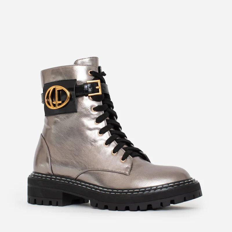 Estas botas estilo militar, são uma escolha elegante para quem procura uma bota que une moda e funcionalidade. A combinação do estilo militar com a cor bronze metalizado torna estas botas exclusivas e estilosas.  São ideais para criar looks ousados e urbanos, enquanto proporcionam conforto e durabilidade.  O toque distintivo destas botas é o acessório com o branding CF. Este detalhe acrescenta personalidade e exclusividade ao design sendo uma característica de destaque.