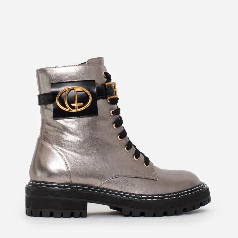 Estas botas estilo militar, são uma escolha elegante para quem procura uma bota que une moda e funcionalidade. A combinação do estilo militar com a cor bronze metalizado torna estas botas exclusivas e estilosas.  São ideais para criar looks ousados e urbanos, enquanto proporcionam conforto e durabilidade.  O toque distintivo destas botas é o acessório com o branding CF. Este detalhe acrescenta personalidade e exclusividade ao design sendo uma característica de destaque.