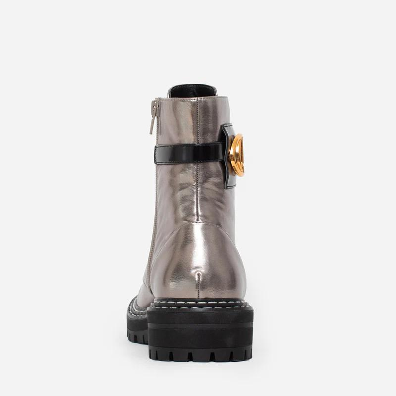 Estas botas estilo militar, são uma escolha elegante para quem procura uma bota que une moda e funcionalidade. A combinação do estilo militar com a cor bronze metalizado torna estas botas exclusivas e estilosas.  São ideais para criar looks ousados e urbanos, enquanto proporcionam conforto e durabilidade.  O toque distintivo destas botas é o acessório com o branding CF. Este detalhe acrescenta personalidade e exclusividade ao design sendo uma característica de destaque.