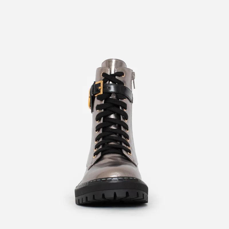 Estas botas estilo militar, são uma escolha elegante para quem procura uma bota que une moda e funcionalidade. A combinação do estilo militar com a cor bronze metalizado torna estas botas exclusivas e estilosas.  São ideais para criar looks ousados e urbanos, enquanto proporcionam conforto e durabilidade.  O toque distintivo destas botas é o acessório com o branding CF. Este detalhe acrescenta personalidade e exclusividade ao design sendo uma característica de destaque.