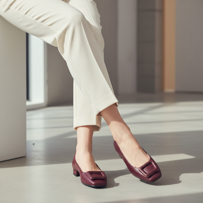 Esta sabrina em pele bordô destaca-se pela sua elegância discreta e qualidade superior.

Este modelo apresenta biqueira quadrada moderna com fivela decorativa em relevo, fabricada em pele genuína de tom vinho intenso e salto baixo que garante conforto ao longo do dia. A silhueta clássica adapta-se facilmente a diferentes estilos, desde looks profissionais a combinações mais descontraídas.