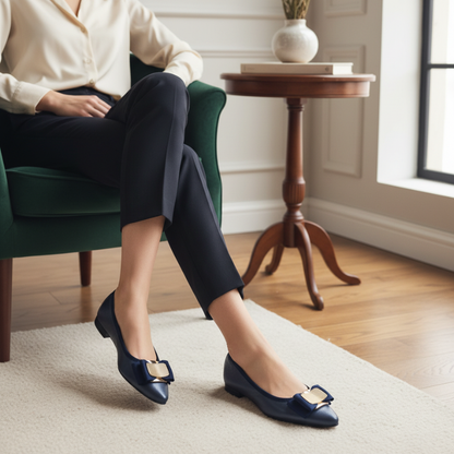 Descubra a sofisticação desta sabrina em azul-marinho, uma peça essencial que combina elegância clássica com um toque de glamour contemporâneo.

Confeccionada em pele de alta qualidade com um acabamento suave e luxuoso, esta sabrina apresenta um design intemporal que se adapta perfeitamente a qualquer ocasião. O destaque vai para o elegante detalhe metálico dourado na parte frontal, um elemento distintivo que adiciona um toque de brilho e sofisticação ao visual.