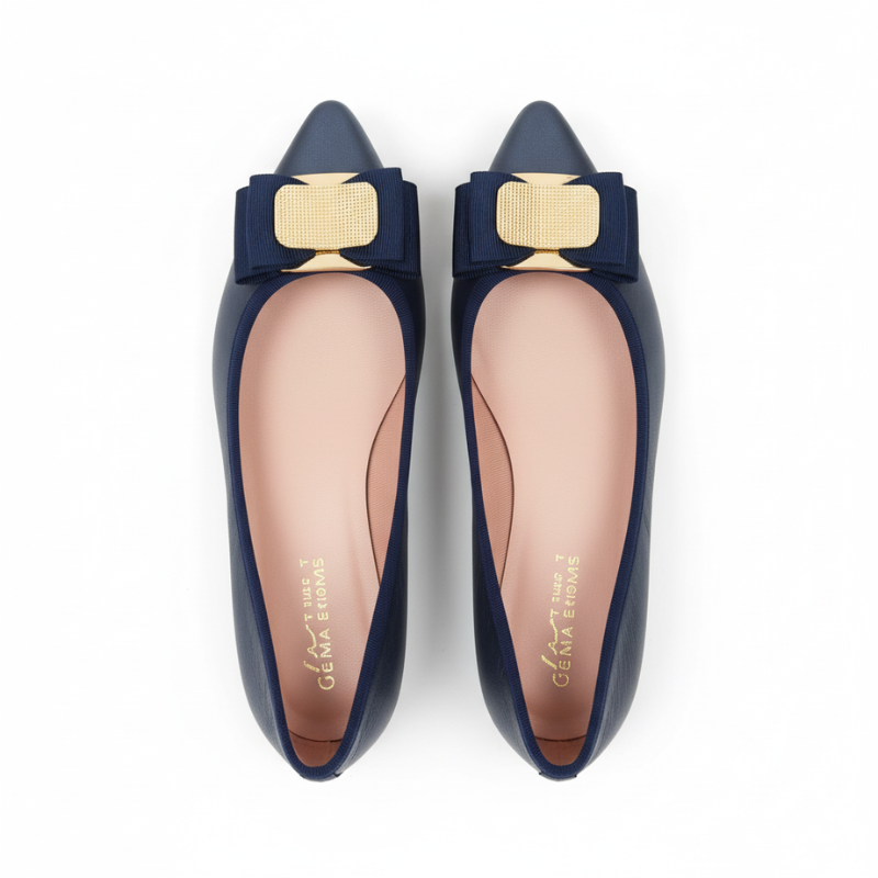 Descubra a sofisticação desta sabrina em azul-marinho, uma peça essencial que combina elegância clássica com um toque de glamour contemporâneo.

Confeccionada em pele de alta qualidade com um acabamento suave e luxuoso, esta sabrina apresenta um design intemporal que se adapta perfeitamente a qualquer ocasião. O destaque vai para o elegante detalhe metálico dourado na parte frontal, um elemento distintivo que adiciona um toque de brilho e sofisticação ao visual.