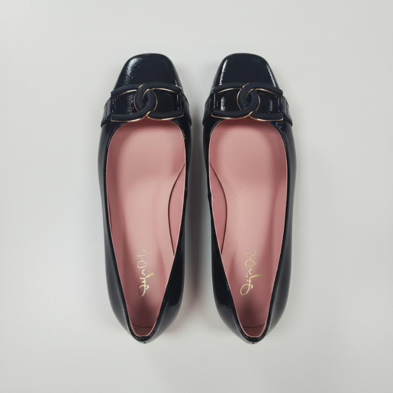 Descubra a elegância desta sabrina em verniz preto, uma peça essencial que combina sofisticação clássica com um toque de glamour contemporâneo.

Confeccionada em pele envernizada de alta qualidade, esta sabrina apresenta um acabamento brilhante luxuoso que capta a luz de forma elegante, criando um visual sofisticado e impecável. O destaque vai para a delicada aplicação na parte frontal, um detalhe feminino que adiciona charme e personalidade ao design clássico.