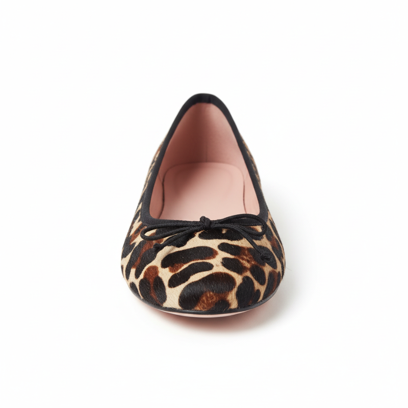 Adicione um toque selvagem e sofisticado ao seu guarda-roupa com esta elegante sabrina em padrão leopardo com acabamentos castanhos.

Este modelo intemporal combina o clássico animal print em tons de bege, castanho e preto com contorno e laço decorativo em castanho, criando um contraste elegante e versátil. O padrão leopardo confere personalidade e ousadia, enquanto os detalhes castanhos trazem sofisticação e equilíbrio ao conjunto.