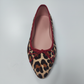 Destaque-se com estilo e ousadia com esta elegante sabrina em padrão leopardo com detalhes vermelhos.

Este modelo sofisticado combina o clássico animal print em tons de bege, castanho e preto com acabamentos em vermelho vibrante, criando um contraste perfeito que adiciona personalidade a qualquer look. O contorno em tecido vermelho e o delicado laço decorativo na frente conferem um toque feminino e refinado, enquanto o padrão leopardo traz um ar selvagem e moderno.