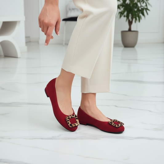 Adicione um toque de ousadia e sofisticação ao seu guarda-roupa com estas deslumbrantes sabrinas em camurça vermelha vibrante.

O destaque vai para a elegante fivela decorativa em padrão leopardo que adorna a parte frontal, criando um contraste perfeito entre o vermelho intenso e o animal print intemporal. Confeccionadas em camurça macia de alta qualidade, estas sabrinas combinam conforto absoluto com um estilo arrojado e contemporâneo.