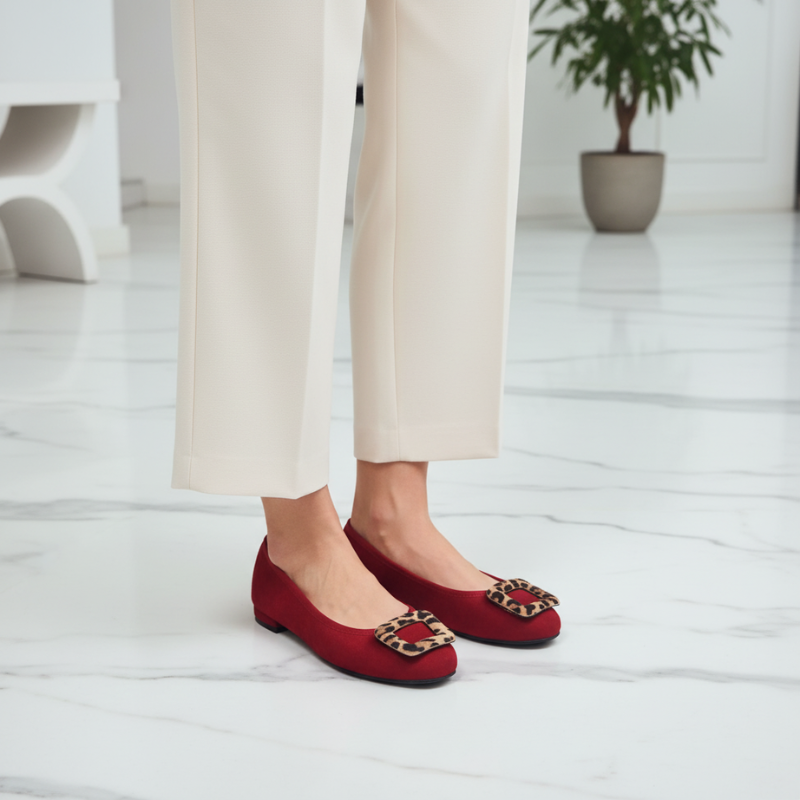 Adicione um toque de ousadia e sofisticação ao seu guarda-roupa com estas deslumbrantes sabrinas em camurça vermelha vibrante.

O destaque vai para a elegante fivela decorativa em padrão leopardo que adorna a parte frontal, criando um contraste perfeito entre o vermelho intenso e o animal print intemporal. Confeccionadas em camurça macia de alta qualidade, estas sabrinas combinam conforto absoluto com um estilo arrojado e contemporâneo.