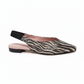 Destaque-se com estilo e sofisticação com esta elegante sandália slingback em padrão zebra com lantejoulas.

Este modelo deslumbrante apresenta um design arrojado em prateado e preto que capta a luz a cada movimento, criando um efeito visual verdadeiramente especial. O padrão animal print em zebra confere um toque selvagem e moderno, perfeito para quem não tem medo de ousar.