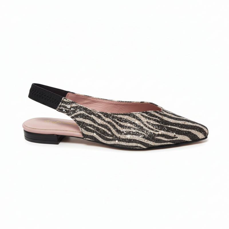 Destaque-se com estilo e sofisticação com esta elegante sandália slingback em padrão zebra com lantejoulas.

Este modelo deslumbrante apresenta um design arrojado em prateado e preto que capta a luz a cada movimento, criando um efeito visual verdadeiramente especial. O padrão animal print em zebra confere um toque selvagem e moderno, perfeito para quem não tem medo de ousar.