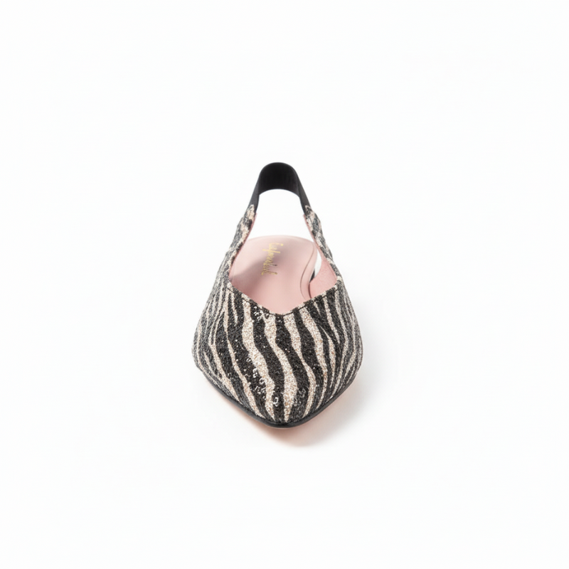 Destaque-se com estilo e sofisticação com esta elegante sandália slingback em padrão zebra com lantejoulas.

Este modelo deslumbrante apresenta um design arrojado em prateado e preto que capta a luz a cada movimento, criando um efeito visual verdadeiramente especial. O padrão animal print em zebra confere um toque selvagem e moderno, perfeito para quem não tem medo de ousar. 