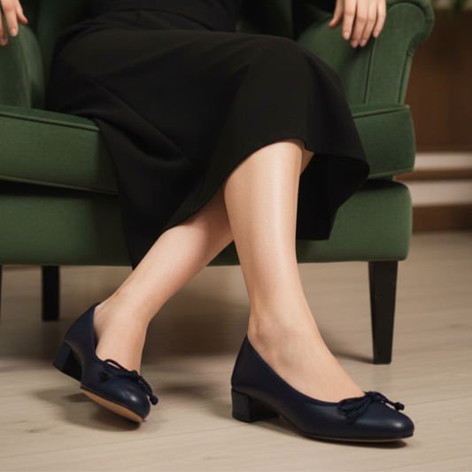 Descubra a elegância intemporal deste sapato clássico em azul-marinho, a peça perfeita para complementar o seu guarda-roupa com sofisticação e conforto.

Confeccionado com materiais de qualidade, este modelo apresenta um design refinado que combina na perfeição estilo e funcionalidade. O destaque vai para o delicado laço decorativo na parte frontal, um detalhe feminino que adiciona um toque de charme ao visual clássico.