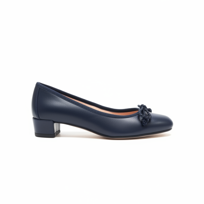 Descubra a elegância intemporal deste sapato clássico em azul-marinho, a peça perfeita para complementar o seu guarda-roupa com sofisticação e conforto.

Confeccionado com materiais de qualidade, este modelo apresenta um design refinado que combina na perfeição estilo e funcionalidade. O destaque vai para o delicado laço decorativo na parte frontal, um detalhe feminino que adiciona um toque de charme ao visual clássico.