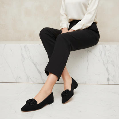 Descubra a elegância desta sabrina em preto de biqueira pontiaguda, perfeitas para elevar qualquer look do dia a dia.

Confeccionadas em pele e veludo macio e luxuoso, apresentam um detalhe de roseta bordada na parte frontal que adiciona um toque sofisticado e feminino. O design clássico com biqueira pontiaguda alonga visualmente a silhueta, enquanto o salto baixo em bloco proporciona conforto durante todo o dia sem comprometer o estilo.