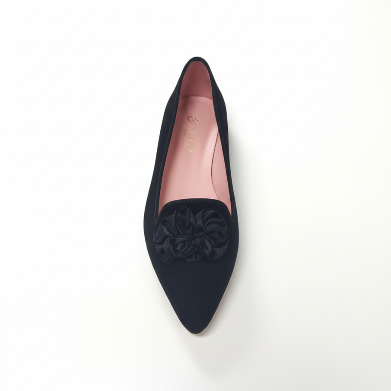 Descubra a elegância desta sabrina em preto de biqueira pontiaguda, perfeitas para elevar qualquer look do dia a dia.

Confeccionadas em pele e veludo macio e luxuoso, apresentam um detalhe de roseta bordada na parte frontal que adiciona um toque sofisticado e feminino. O design clássico com biqueira pontiaguda alonga visualmente a silhueta, enquanto o salto baixo em bloco proporciona conforto durante todo o dia sem comprometer o estilo.