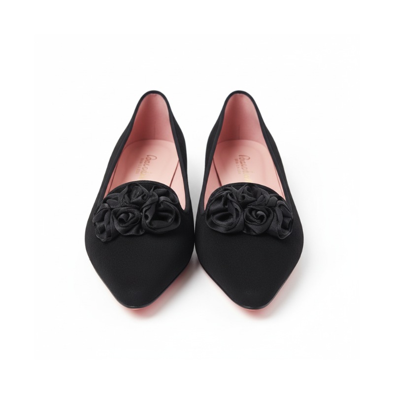 Descubra a elegância desta sabrina em preto de biqueira pontiaguda, perfeitas para elevar qualquer look do dia a dia.

Confeccionadas em pele e veludo macio e luxuoso, apresentam um detalhe de roseta bordada na parte frontal que adiciona um toque sofisticado e feminino. O design clássico com biqueira pontiaguda alonga visualmente a silhueta, enquanto o salto baixo em bloco proporciona conforto durante todo o dia sem comprometer o estilo.