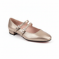 Eleve o seu estilo com este elegante sapato Mary Jane metalizado que combina sofisticação e conforto.

Confeccionado em pele com acabamento metalizado champagne/dourado, este modelo destaca-se pelo seu design intemporal e versátil. As duas tiras ajustáveis com fivelas prateadas garantem um ajuste perfeito e seguro, enquanto adicionam um toque de requinte ao conjunto. O salto baixo quadrado proporciona estabilidade e conforto para uso durante todo o dia, tornando este sapato ideal tanto para ocasiões formais