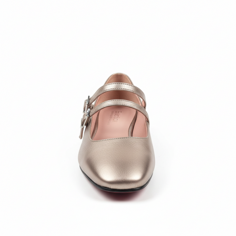 Eleve o seu estilo com este elegante sapato Mary Jane metalizado que combina sofisticação e conforto.

Confeccionado em pele com acabamento metalizado champagne/dourado, este modelo destaca-se pelo seu design intemporal e versátil. As duas tiras ajustáveis com fivelas prateadas garantem um ajuste perfeito e seguro, enquanto adicionam um toque de requinte ao conjunto. O salto baixo quadrado proporciona estabilidade e conforto para uso durante todo o dia, tornando este sapato ideal tanto para ocasiões formais