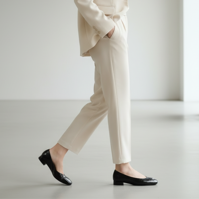 Esta sabrina em verniz preto destaca-se pela sua elegância refinada e acabamento premium.

O modelo apresenta textura crocodilo em relevo sobre verniz brilhante, biqueira arredondada clássica e salto baixo que garante conforto ao longo do dia.

Fabricada em pele com acabamento em verniz confere um aspeto sofisticado e fácil de manter, enquanto o padrão crocodilo adiciona textura e interesse visual.