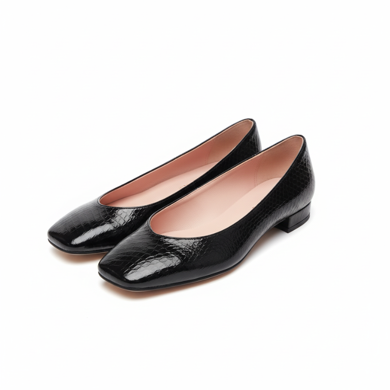 Esta sabrina em verniz preto destaca-se pela sua elegância refinada e acabamento premium.

O modelo apresenta textura crocodilo em relevo sobre verniz brilhante, biqueira arredondada clássica e salto baixo que garante conforto ao longo do dia.

Fabricada em pele com acabamento em verniz confere um aspeto sofisticado e fácil de manter, enquanto o padrão crocodilo adiciona textura e interesse visual.