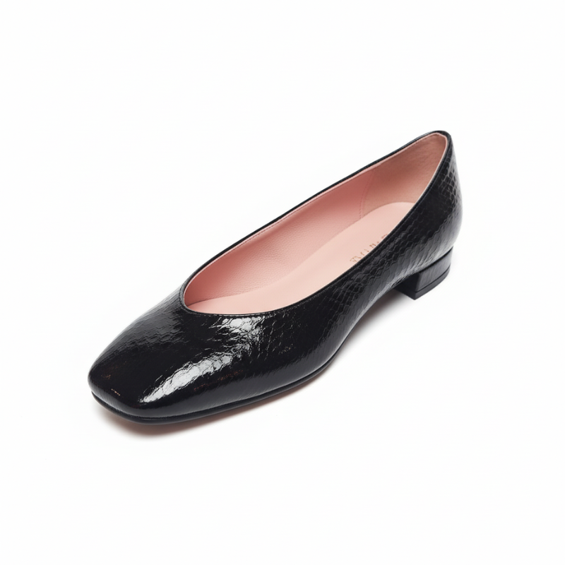 Esta sabrina em verniz preto destaca-se pela sua elegância refinada e acabamento premium.

O modelo apresenta textura crocodilo em relevo sobre verniz brilhante, biqueira arredondada clássica e salto baixo que garante conforto ao longo do dia.

Fabricada em pele com acabamento em verniz confere um aspeto sofisticado e fácil de manter, enquanto o padrão crocodilo adiciona textura e interesse visual.