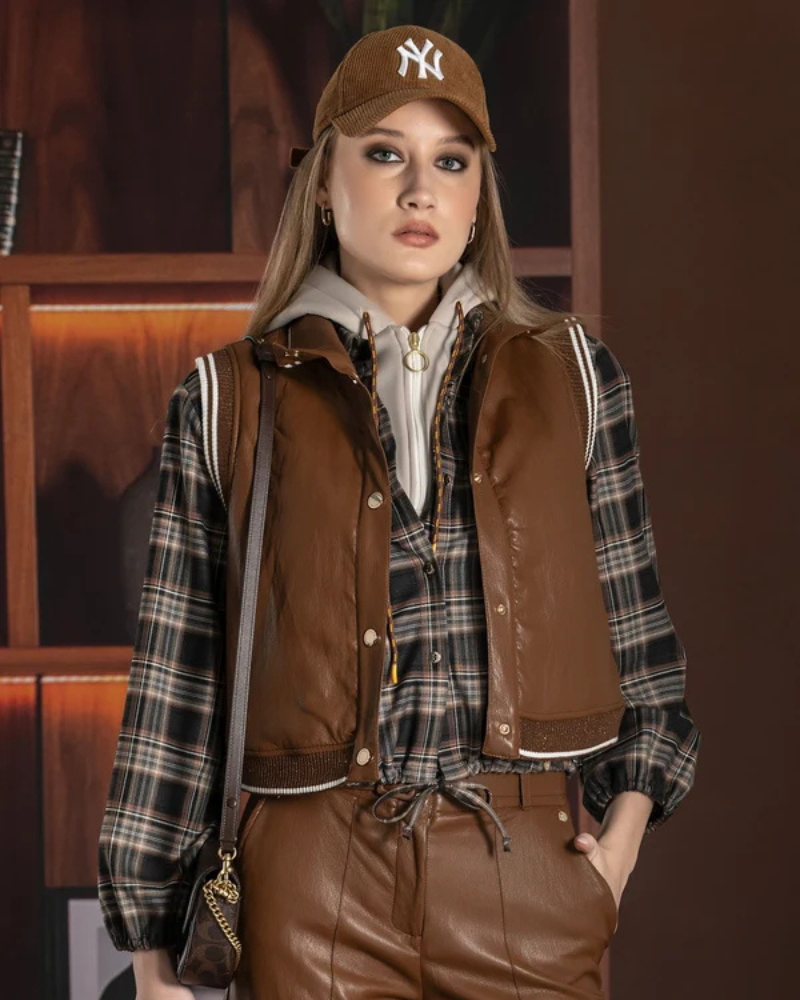 Este colete em ecopele combina a atitude do estilo urbano com detalhes de inspiração desportiva, numa peça versátil que dá personalidade aos looks do dia a dia.

Disponível em camel e preto, apresenta um corte curto e direito, gola subida e fecho frontal com molas metálicas. Os acabamentos canelados com riscas contrastantes nas cavas, na gola e na base acrescentam um toque distinto, realçando o efeito da ecopele.