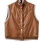 Este colete em ecopele combina a atitude do estilo urbano com detalhes de inspiração desportiva, numa peça versátil que dá personalidade aos looks do dia a dia.

Disponível em camel e preto, apresenta um corte curto e direito, gola subida e fecho frontal com molas metálicas. Os acabamentos canelados com riscas contrastantes nas cavas, na gola e na base acrescentam um toque distinto, realçando o efeito da ecopele.