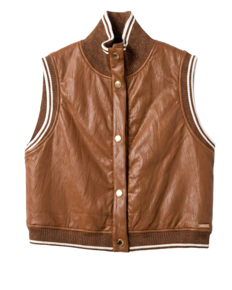 Este colete em ecopele combina a atitude do estilo urbano com detalhes de inspiração desportiva, numa peça versátil que dá personalidade aos looks do dia a dia.

Disponível em camel e preto, apresenta um corte curto e direito, gola subida e fecho frontal com molas metálicas. Os acabamentos canelados com riscas contrastantes nas cavas, na gola e na base acrescentam um toque distinto, realçando o efeito da ecopele.