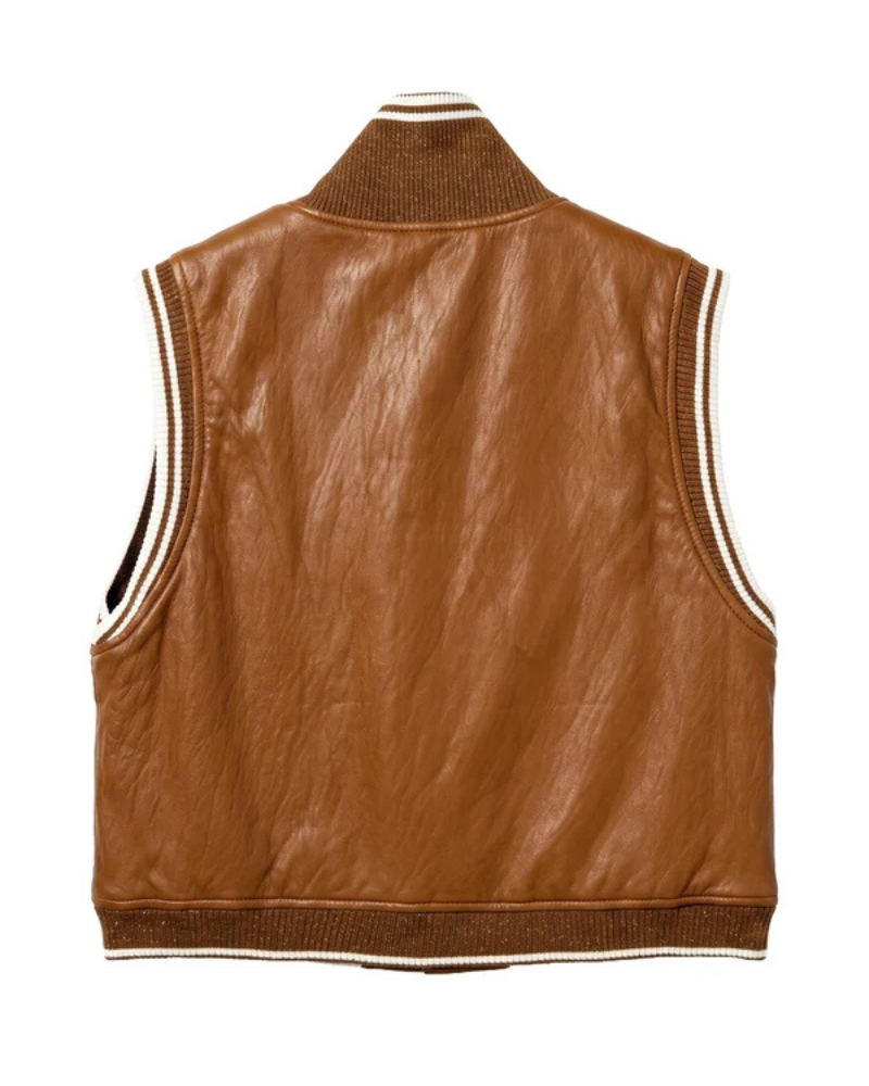 Este colete em ecopele combina a atitude do estilo urbano com detalhes de inspiração desportiva, numa peça versátil que dá personalidade aos looks do dia a dia.

Disponível em camel e preto, apresenta um corte curto e direito, gola subida e fecho frontal com molas metálicas. Os acabamentos canelados com riscas contrastantes nas cavas, na gola e na base acrescentam um toque distinto, realçando o efeito da ecopele.