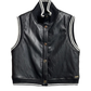 Este colete em ecopele combina a atitude do estilo urbano com detalhes de inspiração desportiva, numa peça versátil que dá personalidade aos looks do dia a dia.

Disponível em camel e preto, apresenta um corte curto e direito, gola subida e fecho frontal com molas metálicas. Os acabamentos canelados com riscas contrastantes nas cavas, na gola e na base acrescentam um toque distinto, realçando o efeito da ecopele.