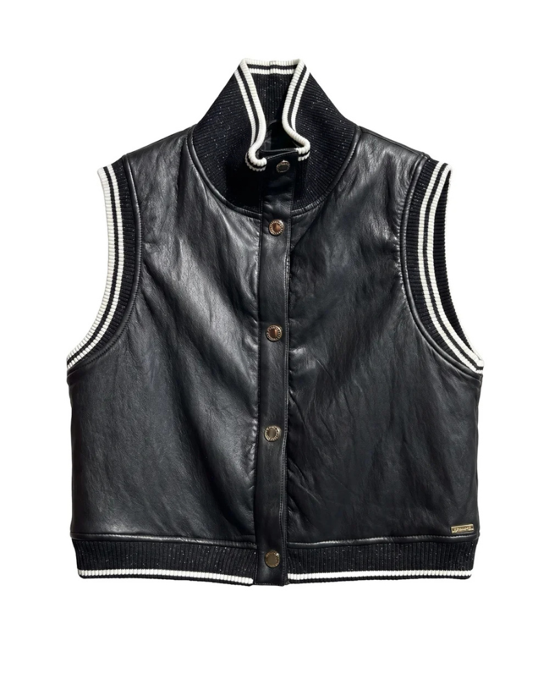 Este colete em ecopele combina a atitude do estilo urbano com detalhes de inspiração desportiva, numa peça versátil que dá personalidade aos looks do dia a dia.

Disponível em camel e preto, apresenta um corte curto e direito, gola subida e fecho frontal com molas metálicas. Os acabamentos canelados com riscas contrastantes nas cavas, na gola e na base acrescentam um toque distinto, realçando o efeito da ecopele.