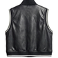 Este colete em ecopele combina a atitude do estilo urbano com detalhes de inspiração desportiva, numa peça versátil que dá personalidade aos looks do dia a dia.

Disponível em camel e preto, apresenta um corte curto e direito, gola subida e fecho frontal com molas metálicas. Os acabamentos canelados com riscas contrastantes nas cavas, na gola e na base acrescentam um toque distinto, realçando o efeito da ecopele.
