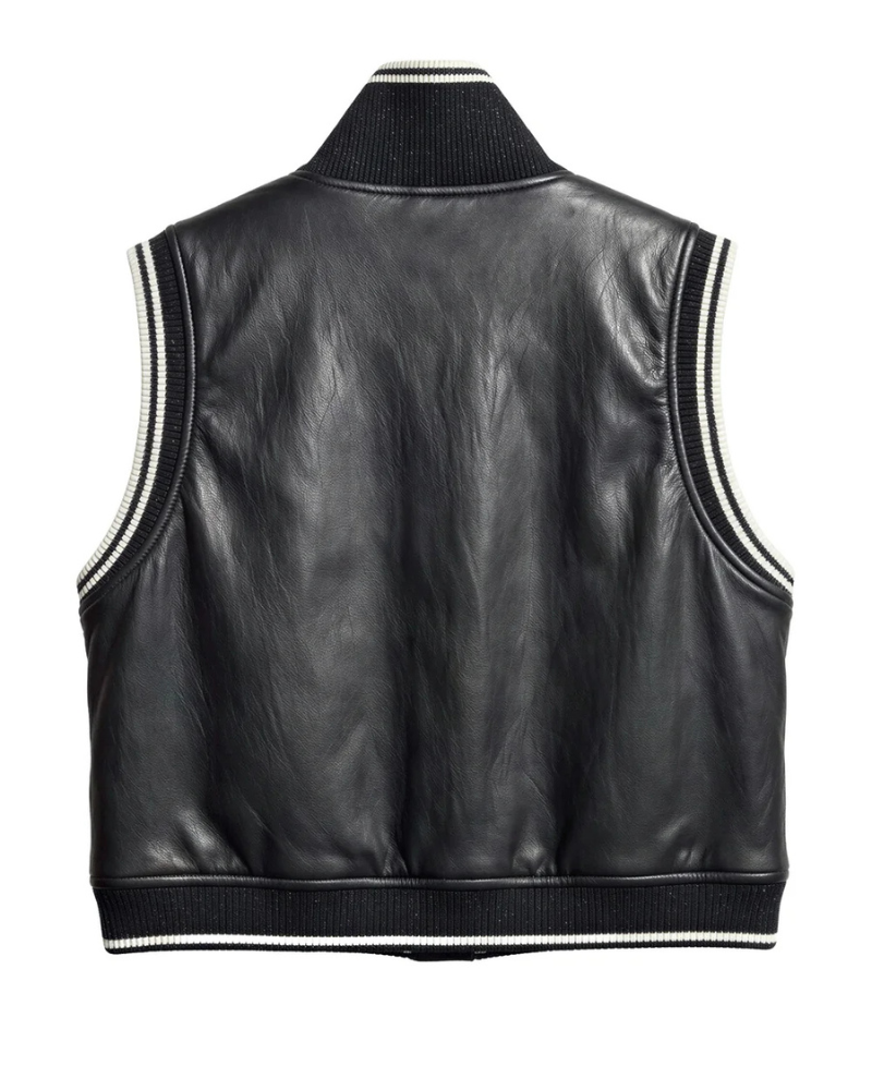 Este colete em ecopele combina a atitude do estilo urbano com detalhes de inspiração desportiva, numa peça versátil que dá personalidade aos looks do dia a dia.

Disponível em camel e preto, apresenta um corte curto e direito, gola subida e fecho frontal com molas metálicas. Os acabamentos canelados com riscas contrastantes nas cavas, na gola e na base acrescentam um toque distinto, realçando o efeito da ecopele.