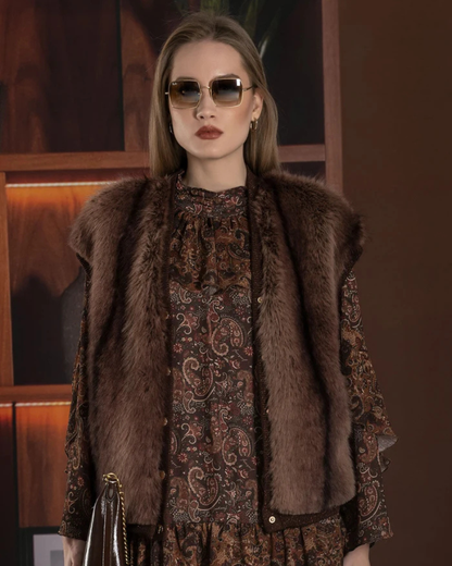 Este colete castanho com efeito de pêlo é uma peça elegante e versátil.

Perfeito para acrescentar textura e personalidade aos looks de outono e inverno. Com corte sem mangas, decote em V e acabamento de pelo macio em tom castanho mesclado, apresenta uma silhueta confortável e fácil de combinar com camisolas, camisas ou vestidos.