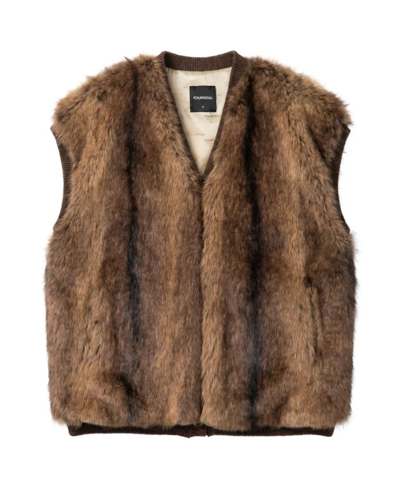 Este colete castanho com efeito de pêlo é uma peça elegante e versátil.

Perfeito para acrescentar textura e personalidade aos looks de outono e inverno. Com corte sem mangas, decote em V e acabamento de pelo macio em tom castanho mesclado, apresenta uma silhueta confortável e fácil de combinar com camisolas, camisas ou vestidos.